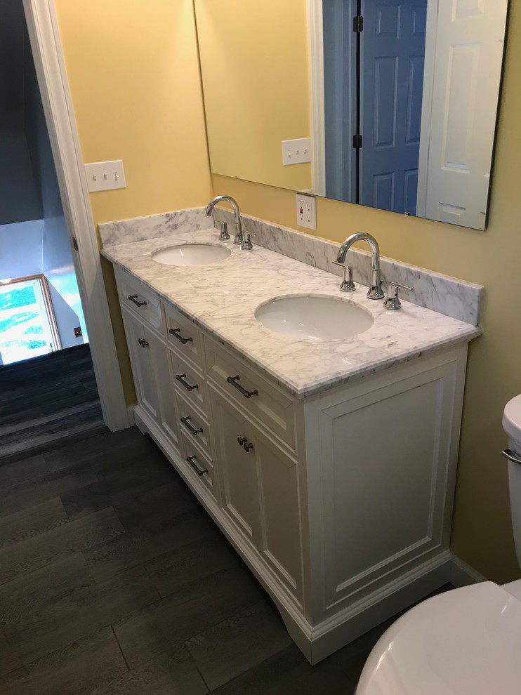 Immagine di una piccola stanza da bagno per bambini country con consolle stile comò, ante bianche e top in marmo