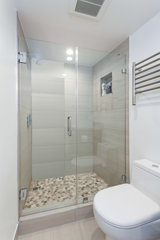 Cette photo montre une petite salle de bain tendance avec un placard à porte plane, des carreaux de porcelaine et un plan de toilette en quartz modifié.
