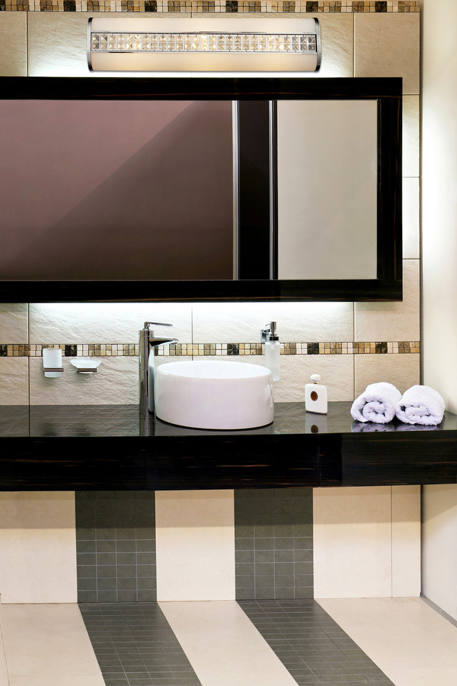 Пример оригинального дизайна: большая главная ванная комната в современном стиле с настольной раковиной, серой плиткой, керамической плиткой, бежевыми стенами и полом из керамической плитки