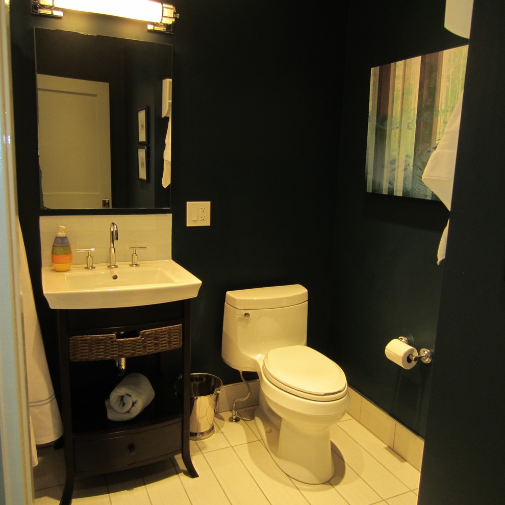 Idées déco pour une petite salle de bain classique en bois foncé pour enfant avec un lavabo intégré, un placard sans porte, une baignoire en alcôve, un combiné douche/baignoire, WC à poser, un carrelage blanc, des carreaux de porcelaine, un mur bleu et un sol en carrelage de porcelaine.