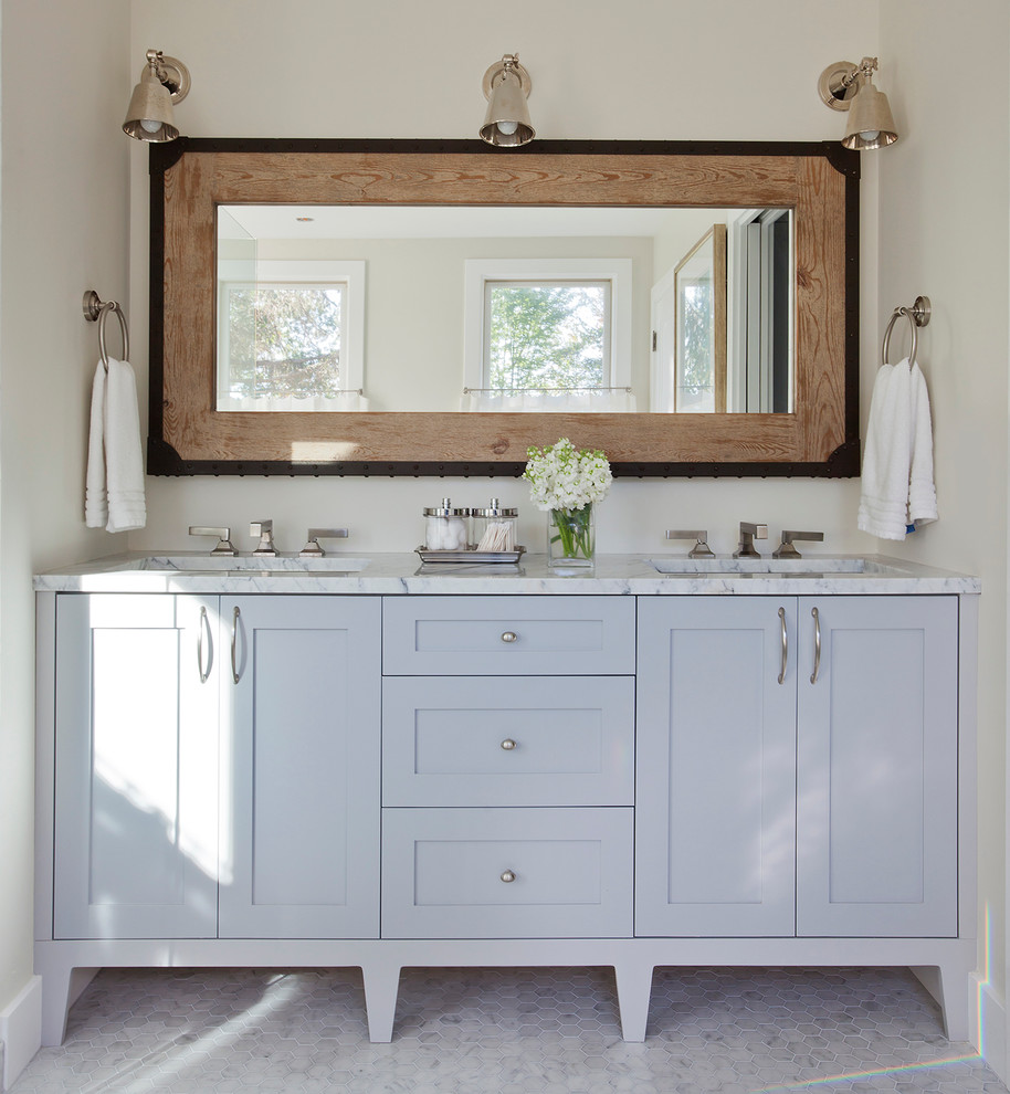 Idéer för ett stort klassiskt en-suite badrum, med blå skåp, mosaikgolv, ett undermonterad handfat, skåp i shakerstil, beige väggar och marmorbänkskiva