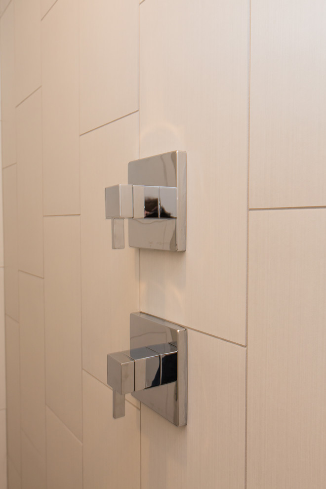 Идея дизайна: главная ванная комната среднего размера в стиле неоклассика (современная классика) с плоскими фасадами, белыми фасадами, накладной ванной, душем в нише, унитазом-моноблоком, серой плиткой, керамической плиткой, белыми стенами, полом из керамической плитки, раковиной с пьедесталом, столешницей из плитки, серым полом и открытым душем