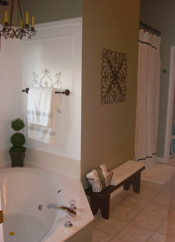Diseño de cuarto de baño clásico con bañera esquinera