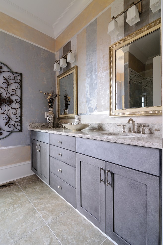 Imagen de cuarto de baño clásico con lavabo bajoencimera, armarios estilo shaker, puertas de armario grises y paredes multicolor
