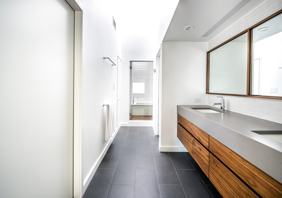 Imagen de cuarto de baño contemporáneo con armarios con paneles lisos, puertas de armario de madera oscura, ducha empotrada, baldosas y/o azulejos blancos, paredes blancas, lavabo bajoencimera, suelo gris y encimeras grises