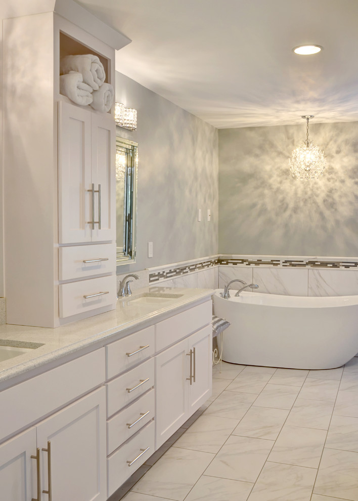 Идея дизайна: главная ванная комната среднего размера в стиле неоклассика (современная классика) с белыми фасадами, отдельно стоящей ванной, душем в нише, красной плиткой, серыми стенами, белым полом и открытым душем