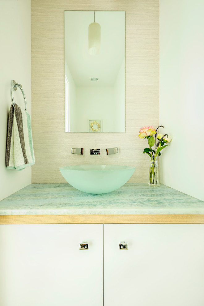 Mittelgroßes Maritimes Badezimmer mit beigen Schränken, weißer Wandfarbe, Aufsatzwaschbecken, Marmor-Waschbecken/Waschtisch und grauer Waschtischplatte in Boston
