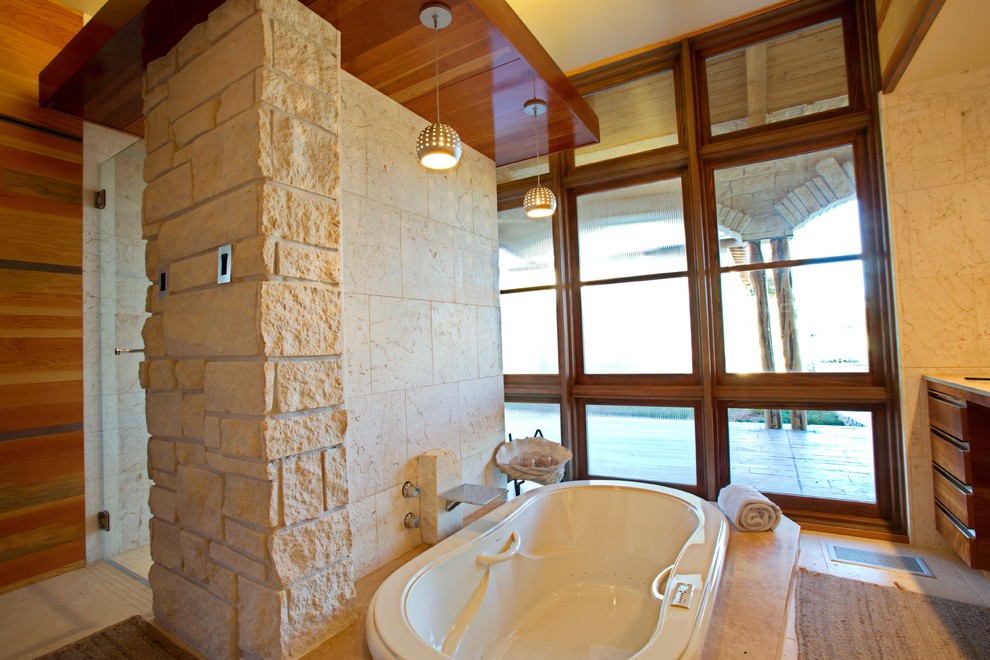 Cette photo montre une douche en alcôve montagne en bois brun avec un placard à porte plane, une baignoire posée, un carrelage beige, un mur beige et un sol en carrelage de céramique.