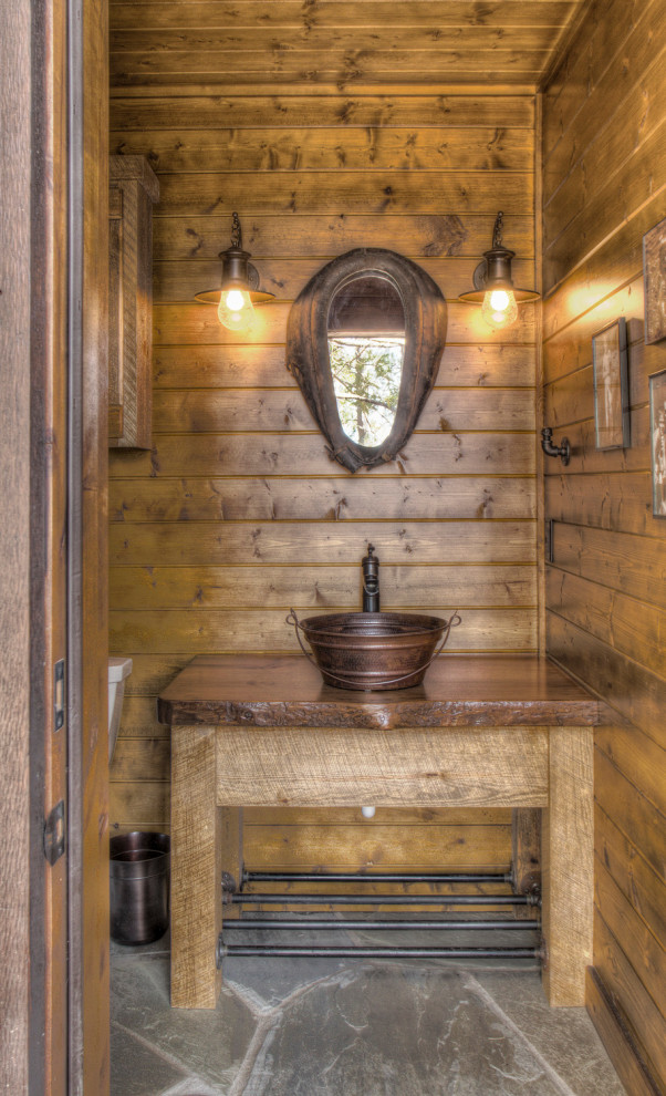 Foto di una grande stanza da bagno stile rurale con nessun'anta, lavabo a bacinella, top in legno, un lavabo, mobile bagno freestanding e pareti in legno