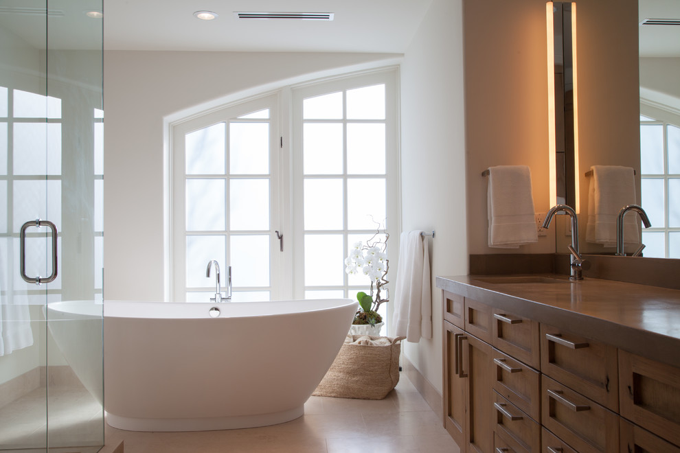 Foto de cuarto de baño clásico renovado con bañera exenta
