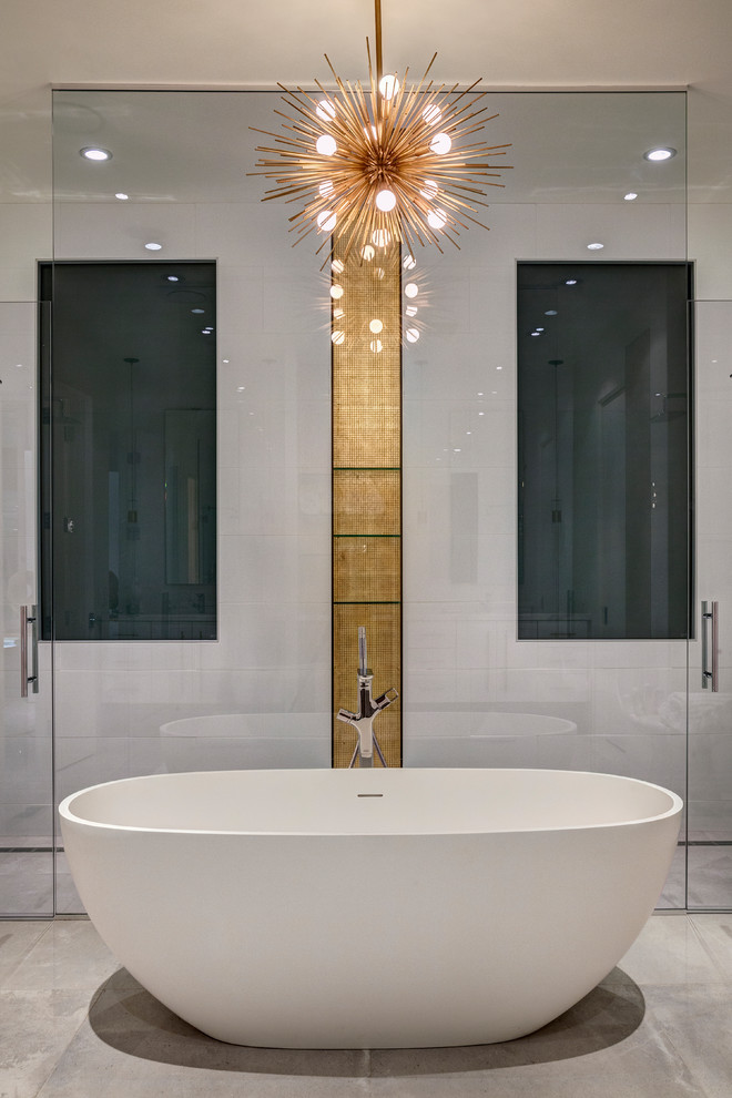 Inspiration för ett stort funkis en-suite badrum, med släta luckor, vita skåp, ett fristående badkar, en dubbeldusch, vit kakel, bänkskiva i kvartsit och dusch med gångjärnsdörr