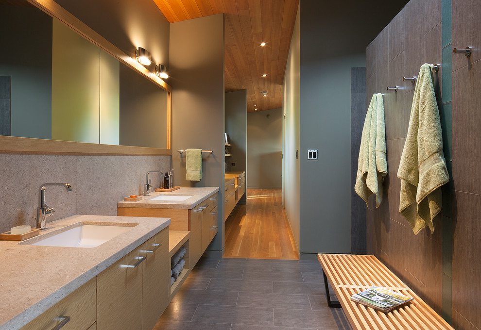 Idee per una stanza da bagno minimal con lavabo sottopiano, ante lisce, ante in legno chiaro e piastrelle grigie