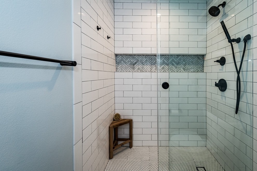 Inspiration för mellanstora moderna vitt badrum med dusch, med luckor med profilerade fronter, vita skåp, ett fristående badkar, en dusch i en alkov, vit kakel, keramikplattor, blå väggar, klinkergolv i keramik, ett undermonterad handfat, bänkskiva i kvartsit och svart golv