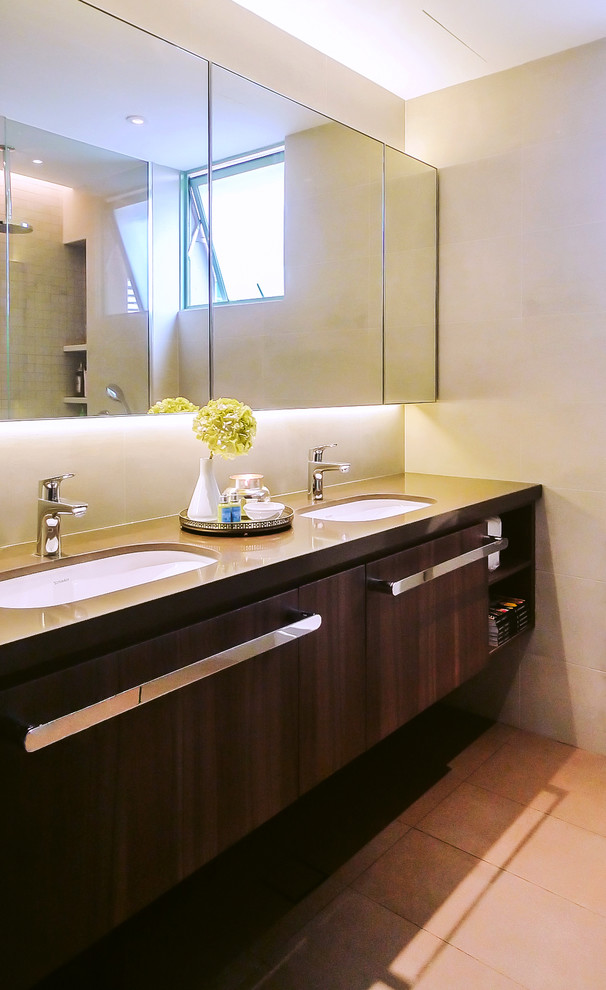 Ejemplo de cuarto de baño principal contemporáneo de tamaño medio con lavabo bajoencimera, puertas de armario de madera oscura y encimera de cuarzo compacto
