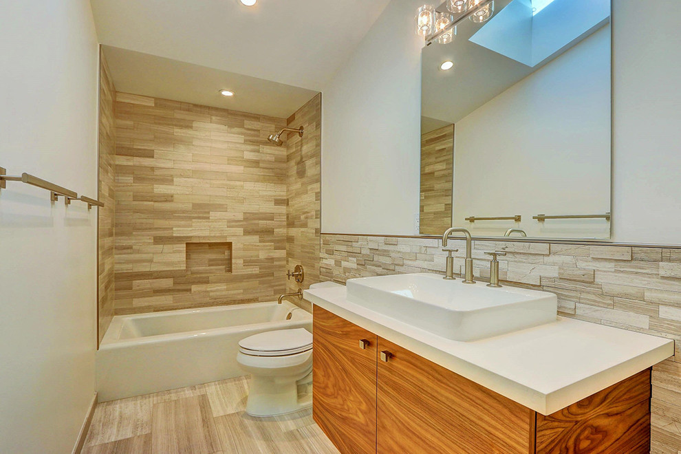Idées déco pour une grande salle de bain principale contemporaine en bois brun avec une vasque, un placard à porte plane, un plan de toilette en stratifié, une baignoire en alcôve, un combiné douche/baignoire, WC séparés, un carrelage beige, un mur blanc et parquet clair.