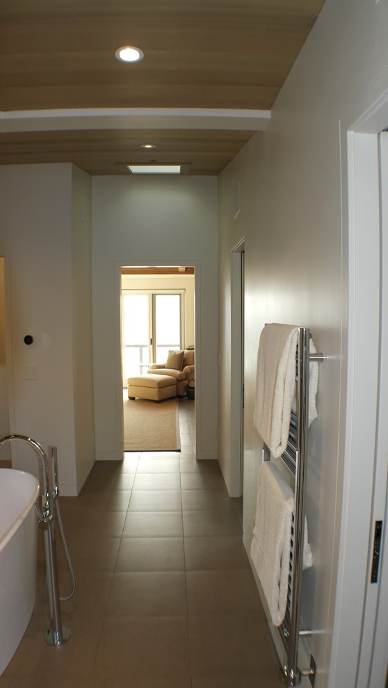Immagine di una stanza da bagno design con vasca freestanding, doccia a filo pavimento, piastrelle marroni, piastrelle in gres porcellanato e top in quarzo composito