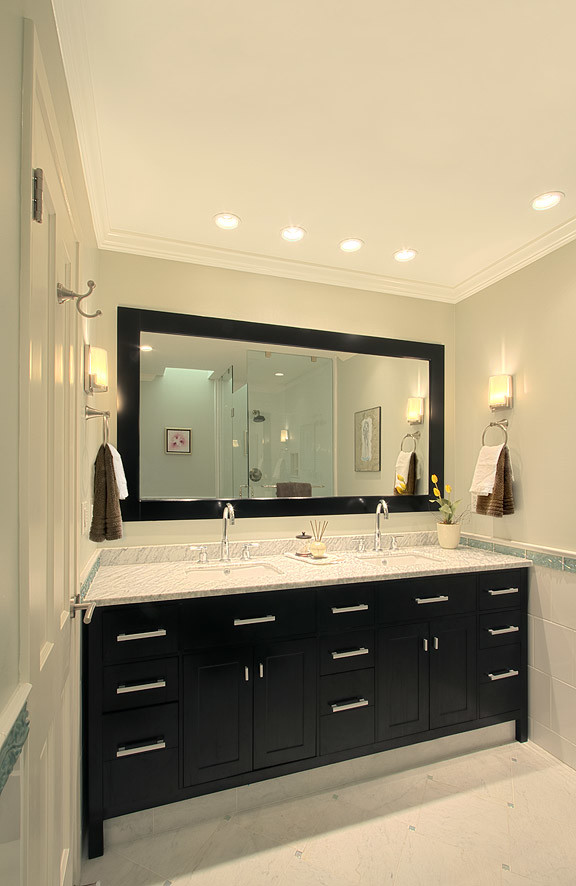 Bild på ett vintage en-suite badrum, med skåp i shakerstil, skåp i mörkt trä, marmorbänkskiva, vit kakel, stenkakel och grå väggar