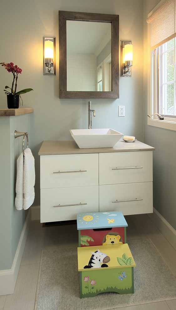 Exempel på ett modernt badrum för barn, med ett fristående handfat, släta luckor, vita skåp, bänkskiva i kvarts, blå väggar och klinkergolv i porslin