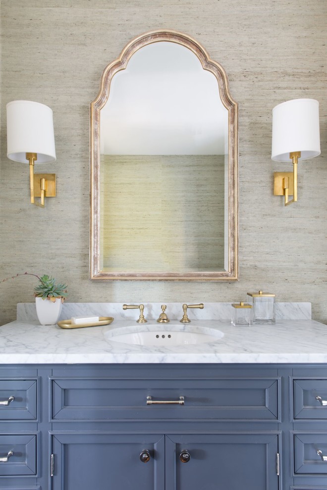 Стильный дизайн: ванная комната в классическом стиле с фасадами с утопленной филенкой, синими фасадами, бежевыми стенами и врезной раковиной - последний тренд