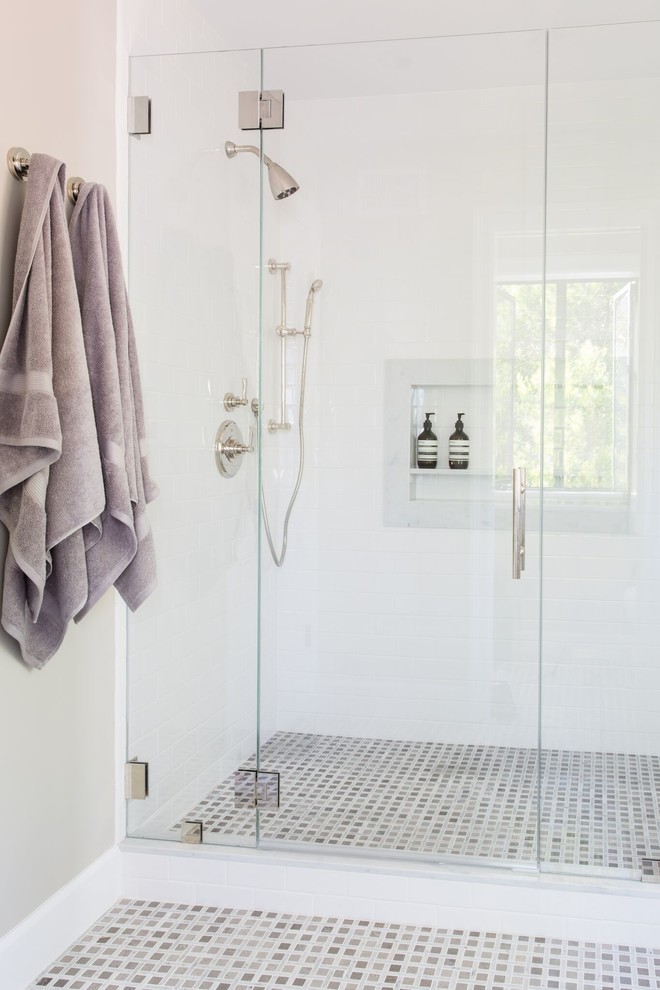 Idéer för vintage badrum, med en dusch i en alkov, beige kakel, brun kakel, vit kakel, beige väggar, mosaikgolv och dusch med gångjärnsdörr