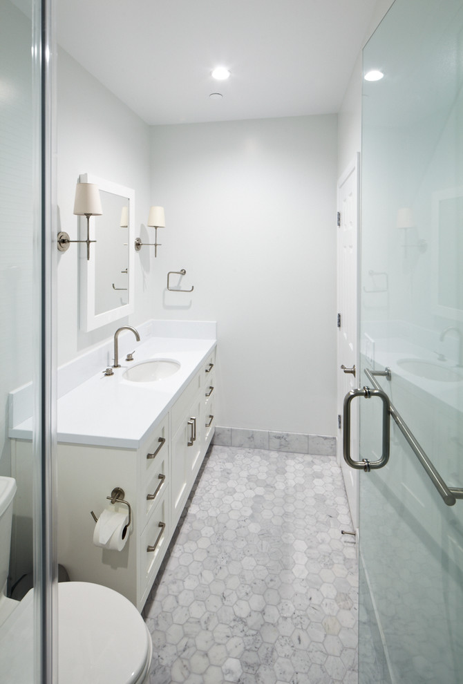 Пример оригинального дизайна: главная ванная комната среднего размера в современном стиле с консольной раковиной, плоскими фасадами, белыми фасадами, столешницей из искусственного камня, полом из мозаичной плитки, полновстраиваемой ванной, душем в нише, унитазом-моноблоком, бежевой плиткой, каменной плиткой и белыми стенами