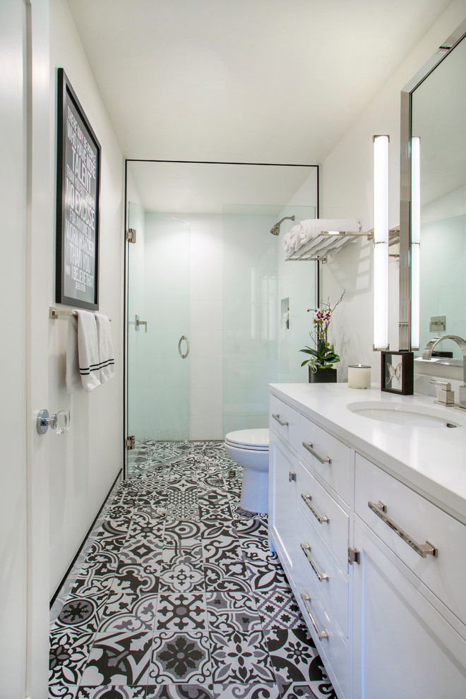 Modernes Badezimmer mit Schrankfronten mit vertiefter Füllung, weißen Schränken, bodengleicher Dusche, Toilette mit Aufsatzspülkasten, weißer Wandfarbe, Mosaik-Bodenfliesen, Unterbauwaschbecken, Marmor-Waschbecken/Waschtisch, schwarzem Boden, Falttür-Duschabtrennung und weißer Waschtischplatte in San Francisco