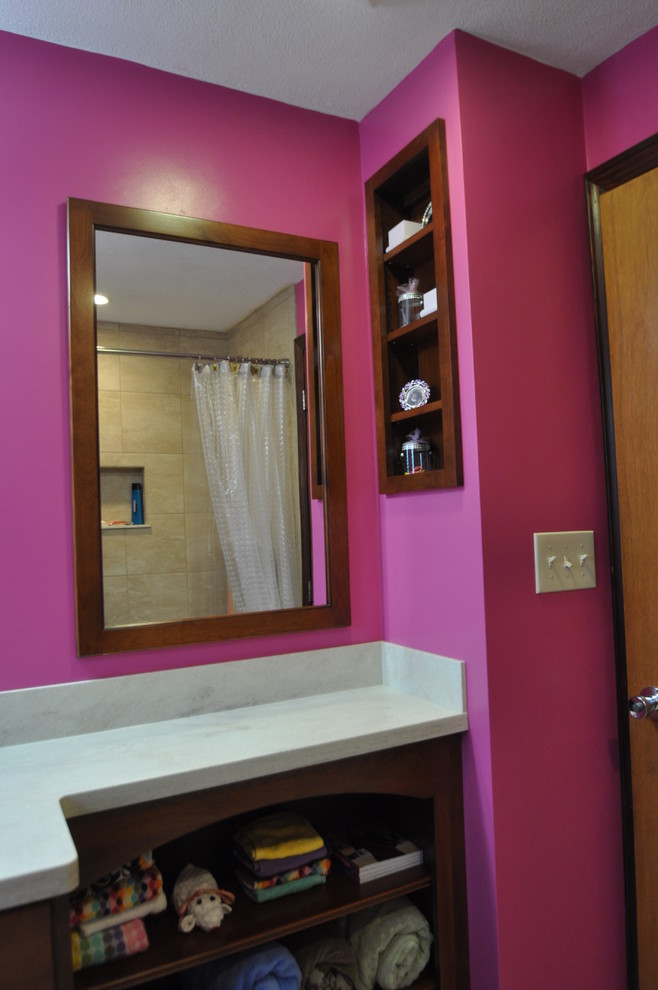 Foto på ett mellanstort badrum för barn, med ett integrerad handfat, släta luckor, skåp i mellenmörkt trä, bänkskiva i akrylsten, ett badkar i en alkov, en dusch i en alkov, en toalettstol med hel cisternkåpa, keramikplattor, röda väggar och klinkergolv i keramik