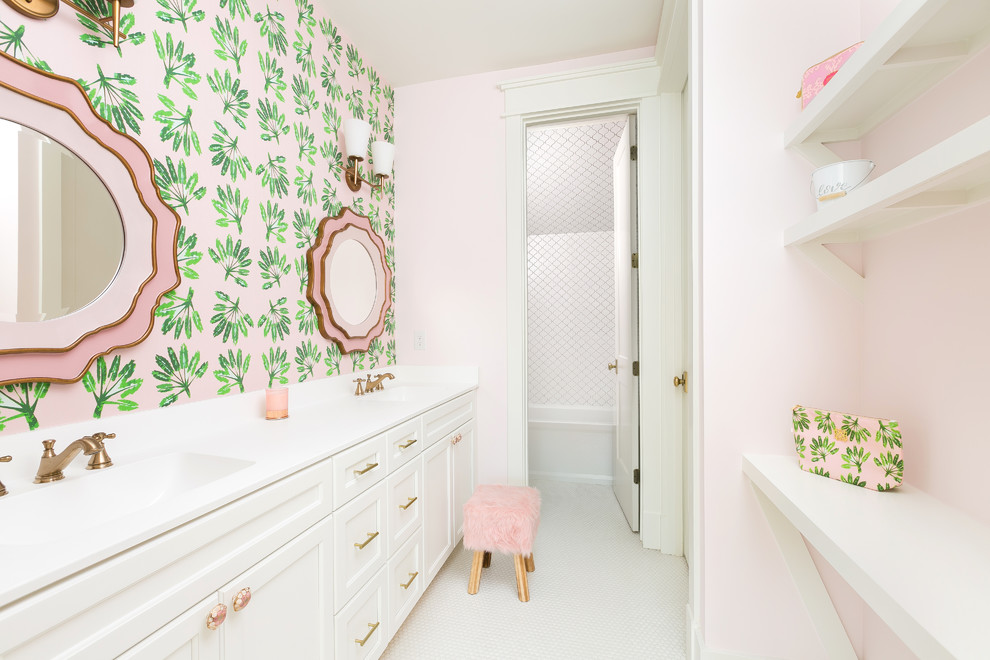 Idéer för stora vintage vitt badrum för barn, med rosa väggar, vita skåp, ett badkar i en alkov, en dusch/badkar-kombination, vit kakel, vitt golv, luckor med infälld panel, mosaikgolv, keramikplattor, ett integrerad handfat, bänkskiva i kvarts och dusch med duschdraperi