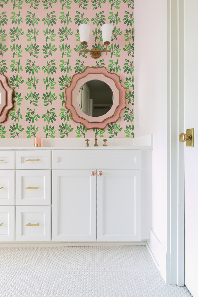 Inspiration pour une grande salle de bain traditionnelle pour enfant avec un mur rose, un placard avec porte à panneau encastré, des portes de placard blanches, une baignoire en alcôve, un combiné douche/baignoire, un carrelage blanc, des carreaux de céramique, un sol en carrelage de terre cuite, un lavabo intégré, un plan de toilette en quartz modifié, un sol blanc, une cabine de douche avec un rideau et un plan de toilette blanc.