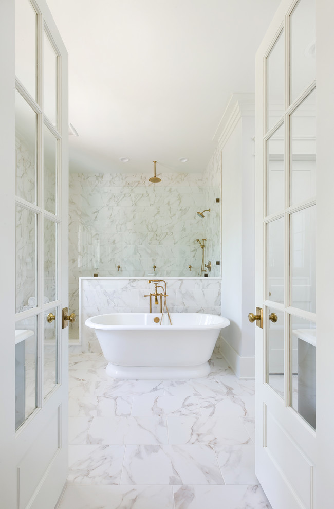 Inspiration för stora lantliga vitt en-suite badrum, med ett fristående badkar, med dusch som är öppen, luckor med infälld panel, grå skåp, en öppen dusch, grå kakel, vit kakel, marmorkakel, marmorbänkskiva, ett undermonterad handfat, vita väggar, marmorgolv och vitt golv