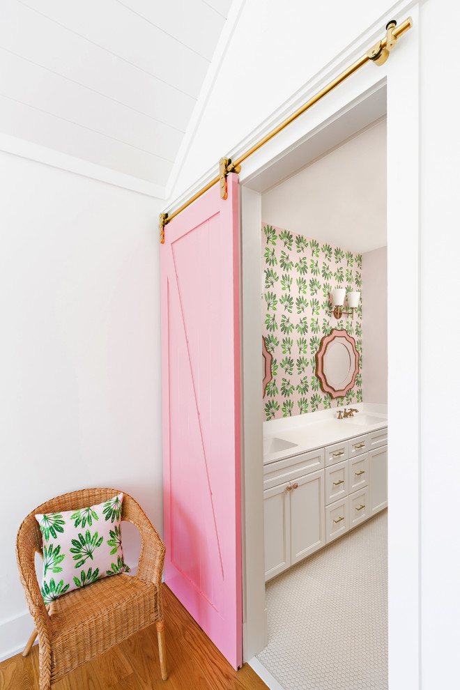 На фото: большая детская ванная комната в стиле неоклассика (современная классика) с фасадами с утопленной филенкой, белыми фасадами, ванной в нише, душем над ванной, белой плиткой, керамической плиткой, розовыми стенами, полом из мозаичной плитки, монолитной раковиной, столешницей из искусственного кварца, белым полом, шторкой для ванной и белой столешницей с