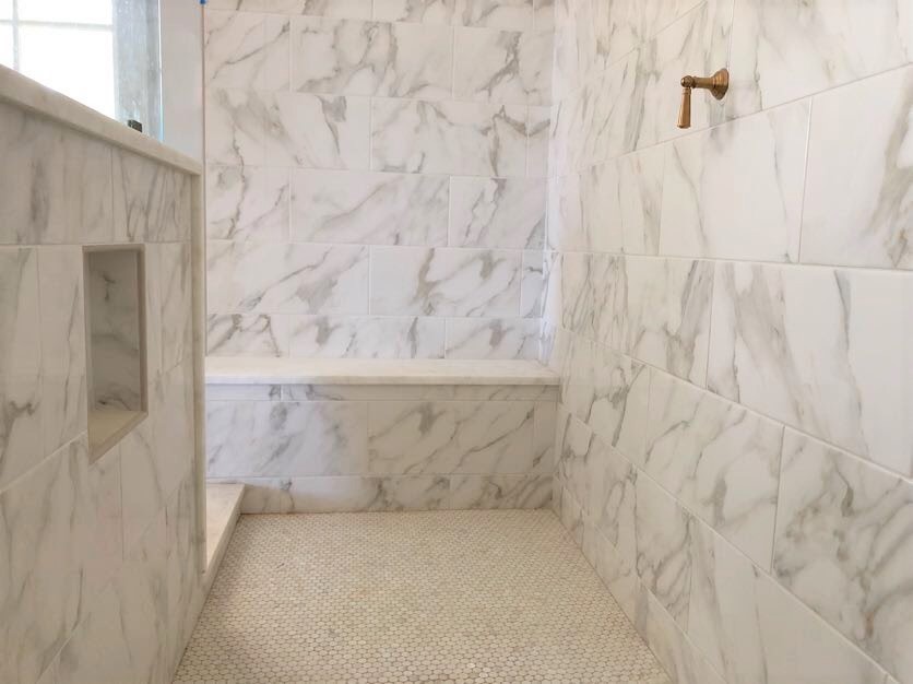 Идея дизайна: большая главная ванная комната в стиле кантри с фасадами с утопленной филенкой, серыми фасадами, отдельно стоящей ванной, открытым душем, серой плиткой, белой плиткой, мраморной плиткой, белыми стенами, мраморным полом, врезной раковиной, мраморной столешницей, белым полом, открытым душем и белой столешницей