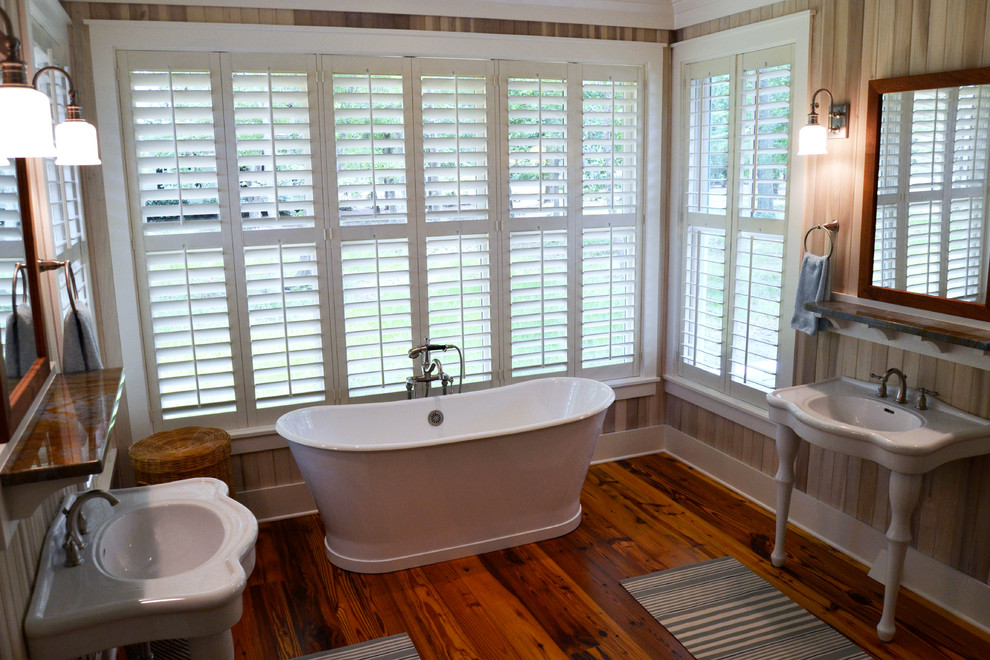 Foto di una stanza da bagno padronale stile rurale con lavabo a colonna, vasca freestanding e pavimento in legno massello medio