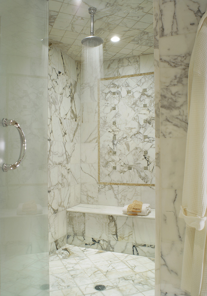 Ejemplo de cuarto de baño tradicional con suelo de mármol