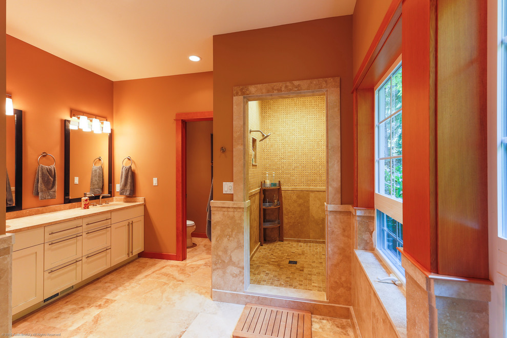 Klassisk inredning av ett mellanstort en-suite badrum, med skåp i shakerstil, vita skåp, ett undermonterad handfat, marmorbänkskiva, ett platsbyggt badkar, en dusch i en alkov, en toalettstol med hel cisternkåpa, beige kakel, stenkakel, beige väggar och travertin golv