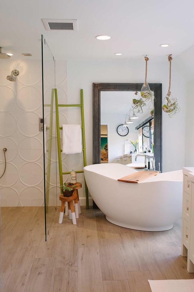 Landhaus Badezimmer En Suite mit freistehender Badewanne, offener Dusche, weißer Wandfarbe, hellem Holzboden und offener Dusche in Los Angeles