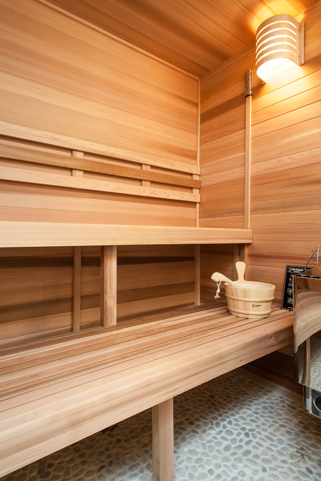 Cette image montre un sauna design de taille moyenne avec un carrelage beige, un carrelage de pierre et un sol en galet.