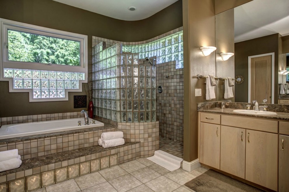 Foto de cuarto de baño clásico con lavabo encastrado, armarios con paneles lisos, puertas de armario de madera clara, bañera encastrada, ducha abierta, baldosas y/o azulejos beige y ventanas