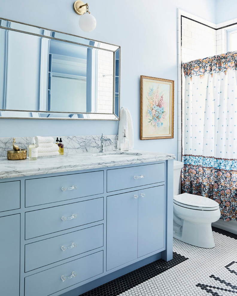 Стильный дизайн: ванная комната в стиле неоклассика (современная классика) с плоскими фасадами, синими фасадами, белой плиткой, плиткой кабанчик, синими стенами, полом из мозаичной плитки, врезной раковиной, разноцветным полом, шторкой для ванной и белой столешницей - последний тренд