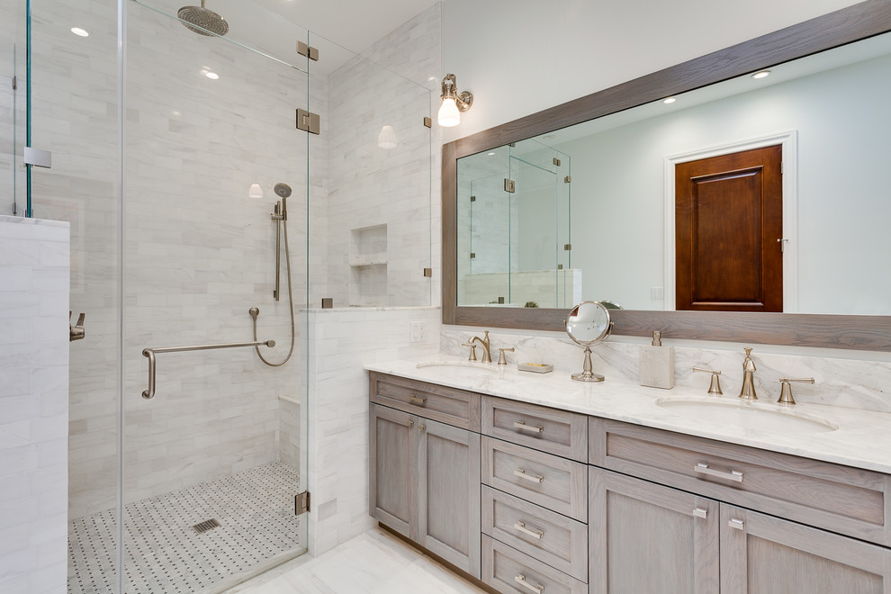 Aménagement d'une salle de bain principale campagne de taille moyenne avec un placard à porte shaker, des portes de placard grises, une baignoire indépendante, une douche à l'italienne, un carrelage métro, un mur blanc, un sol en marbre et un plan de toilette en marbre.
