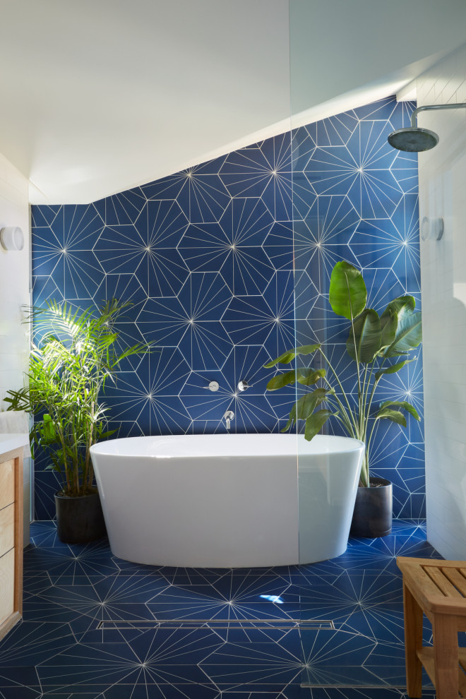 Свежая идея для дизайна: главная ванная комната в стиле ретро с плоскими фасадами, светлыми деревянными фасадами, отдельно стоящей ванной, открытым душем, синей плиткой, керамогранитной плиткой, белыми стенами, полом из керамогранита, врезной раковиной, столешницей из искусственного кварца, синим полом, открытым душем и белой столешницей - отличное фото интерьера