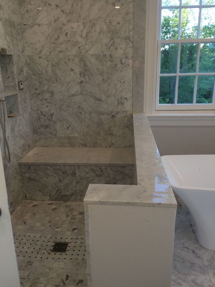 Cette photo montre une grande salle de bain principale tendance avec une baignoire indépendante, une douche ouverte, un carrelage gris, un carrelage de pierre, un mur blanc, un sol en marbre et aucune cabine.