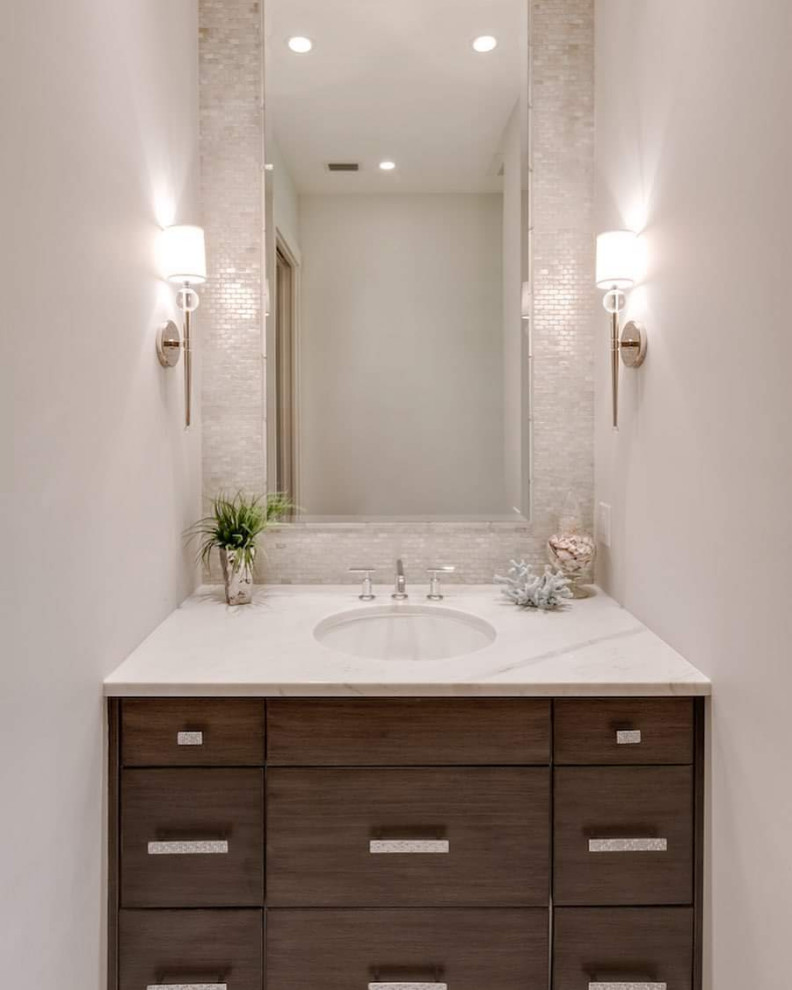 Foto på ett mellanstort funkis vit badrum, med släta luckor, skåp i mörkt trä, grå kakel, mosaik, grå väggar, ett undermonterad handfat och marmorbänkskiva
