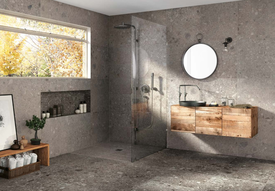 Ispirazione per una grande stanza da bagno padronale moderna con top in legno, doccia a filo pavimento, piastrelle grigie, piastrelle in gres porcellanato e pavimento in gres porcellanato