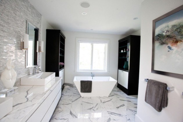 Modernes Badezimmer mit flächenbündigen Schrankfronten, weißen Schränken, freistehender Badewanne, Aufsatzwaschbecken, Porzellan-Bodenfliesen und weißem Boden in Miami