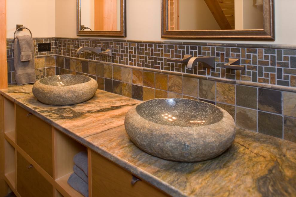 Exempel på ett stort modernt en-suite badrum, med släta luckor, skåp i mellenmörkt trä, ett undermonterat badkar, en dusch i en alkov, grå kakel, stenkakel, vita väggar, skiffergolv och ett fristående handfat