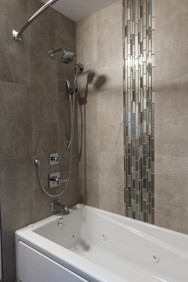Foto de cuarto de baño tradicional renovado con combinación de ducha y bañera, baldosas y/o azulejos beige, baldosas y/o azulejos de porcelana, paredes beige y suelo de baldosas de porcelana