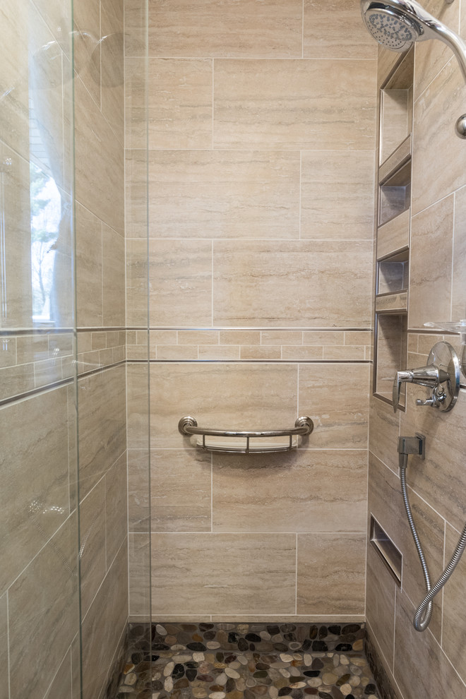 Modelo de cuarto de baño clásico renovado con baldosas y/o azulejos beige, paredes beige y suelo de baldosas tipo guijarro
