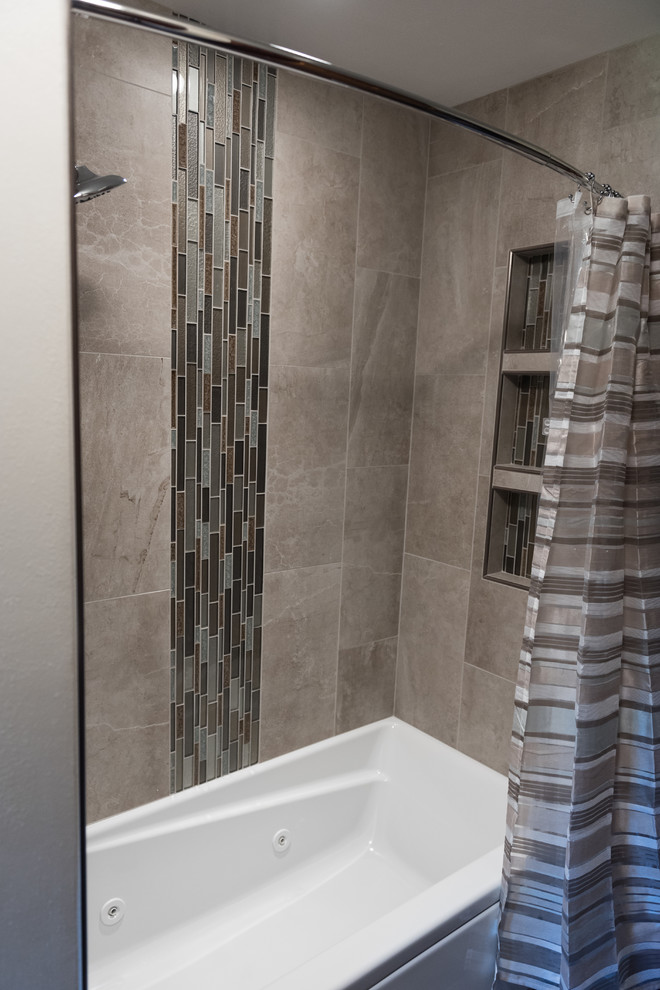 Diseño de cuarto de baño tradicional renovado con combinación de ducha y bañera, baldosas y/o azulejos beige, baldosas y/o azulejos de porcelana, paredes beige y suelo de baldosas de porcelana