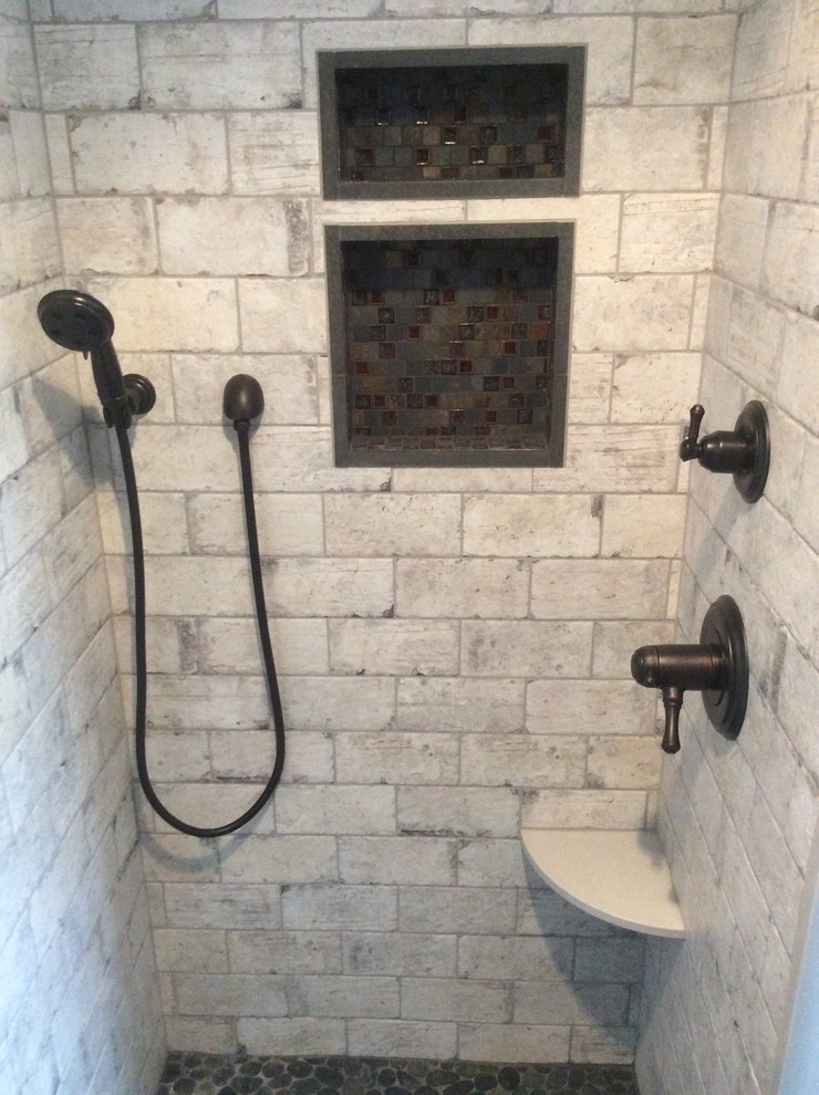 Ispirazione per una stanza da bagno stile rurale con piastrelle bianche, piastrelle in gres porcellanato e pavimento nero